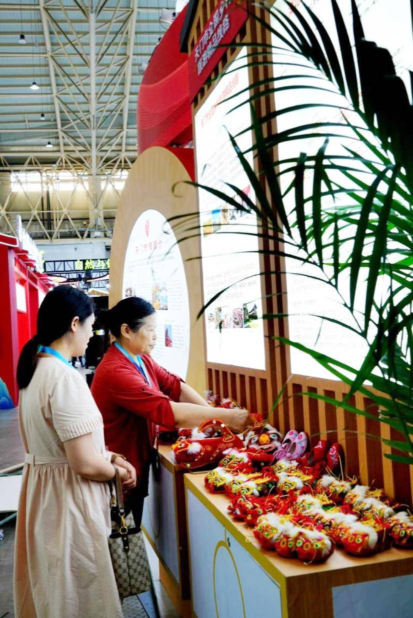 天门主题花车首次亮相2025中国文化旅游产业博览会.docx