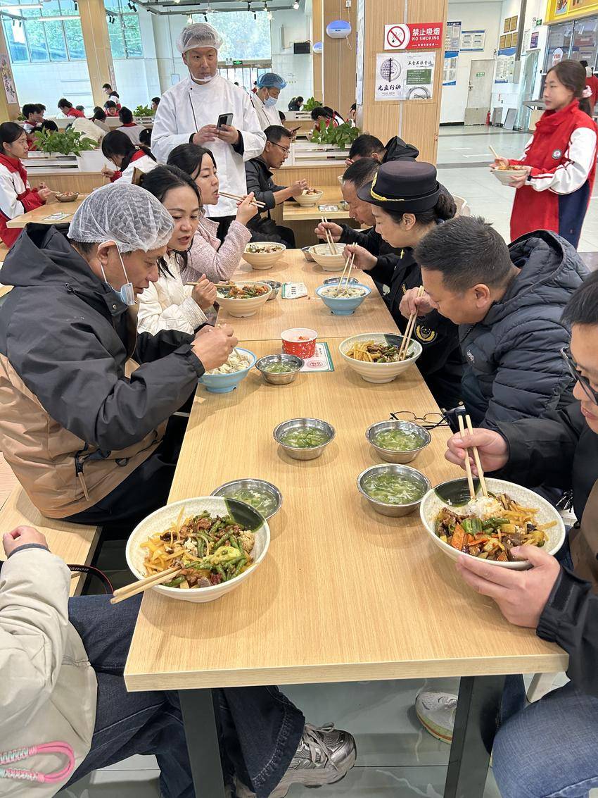 明厨亮灶接受监督，共筑食品安全防线-两代表一委员及新闻媒体、家长代表走进阳新实验高中食堂.doc