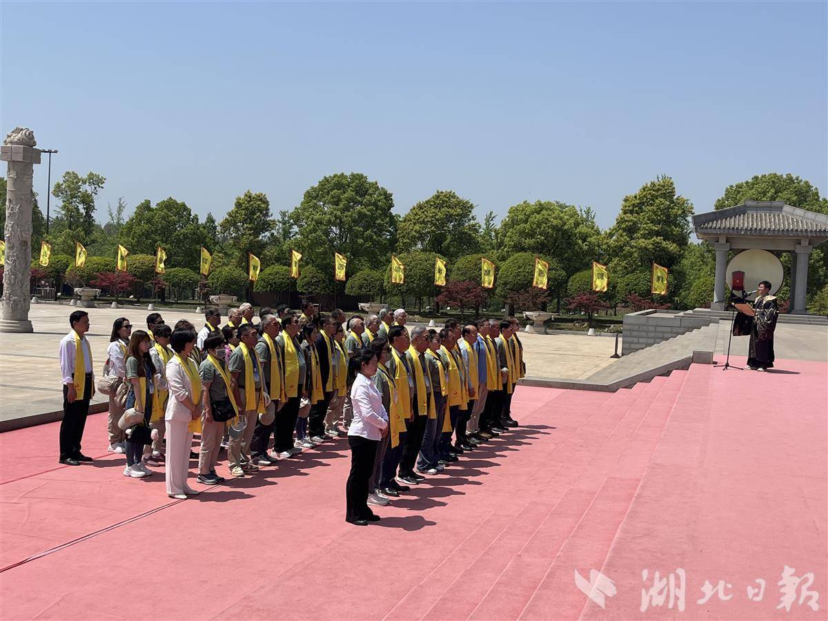 拜谒仪式 湖北日报全媒记者 易雯摄