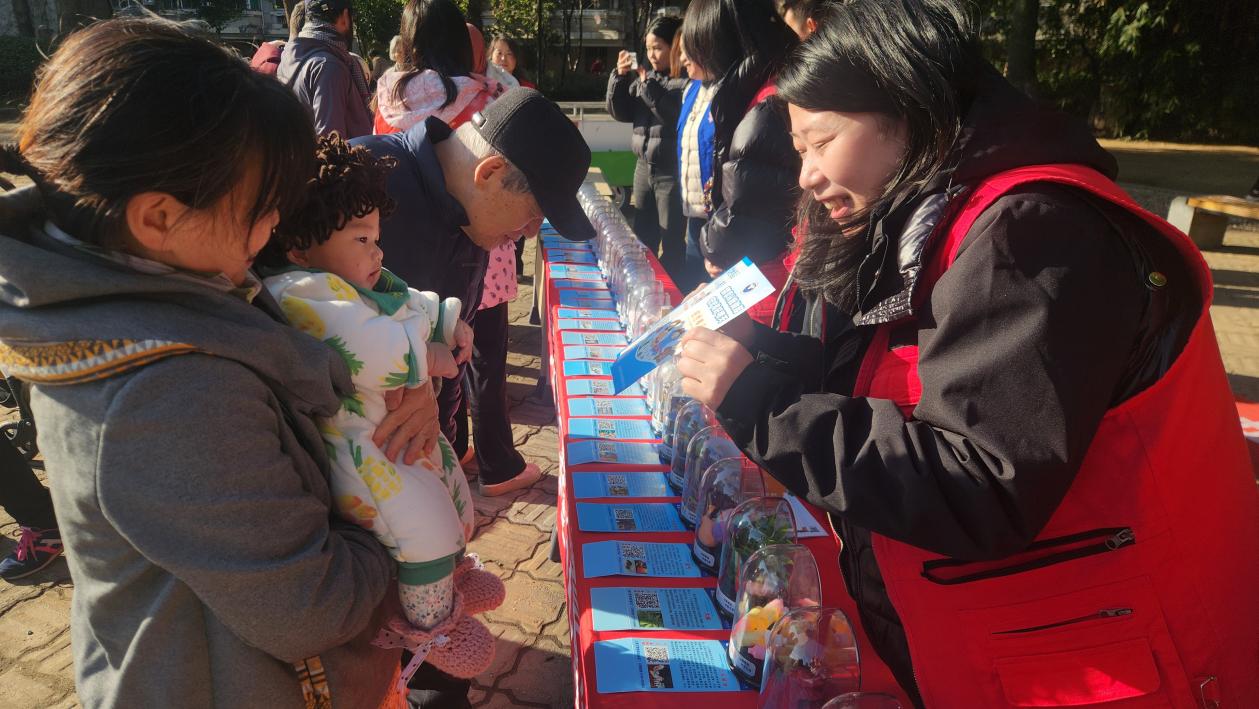 11.26“仿真毒品”进社区，红卫路这波禁毒宣传太硬核.docx