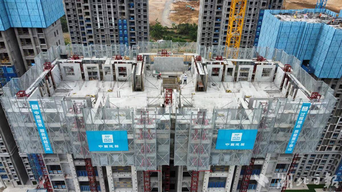 千吨重器攀爬自如 高空施工似闲庭信步 空中造楼机减“体重”不减“功夫” - 湖北日报新闻客户端