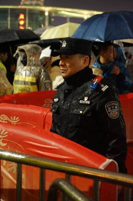 20260101 雨夜守跨年 藏蓝护祥和.docx