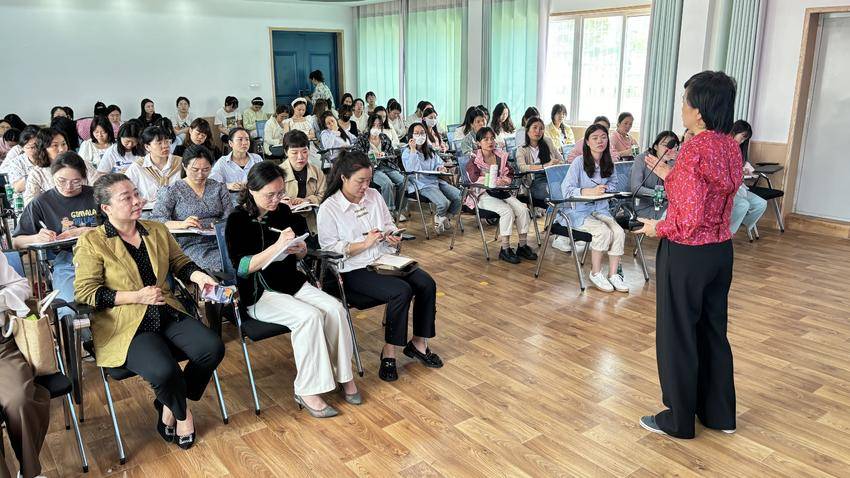 仙桃市育才幼儿园幼儿园游戏活动案例及撰写专题培训活动简报.doc