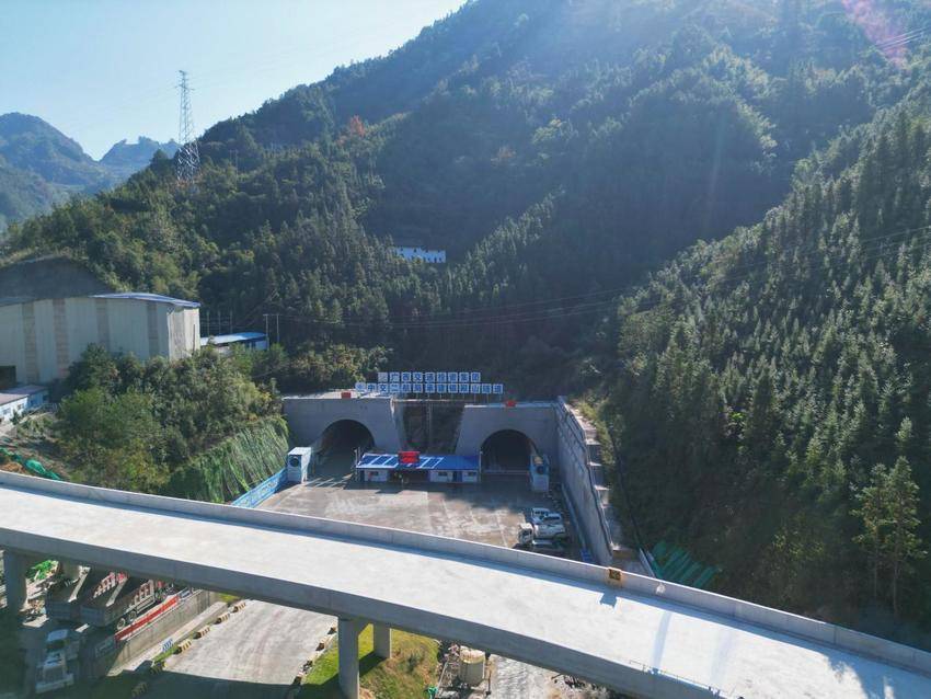 【交通强国】提前24天！桂钟高速银殿山隧道顺利实现双幅贯通.docx