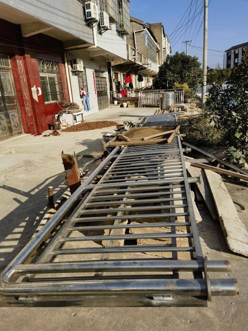 拆围栏、拓道路、装路灯——红安县大河畈村“美丽红城攻坚战”见实效.docx