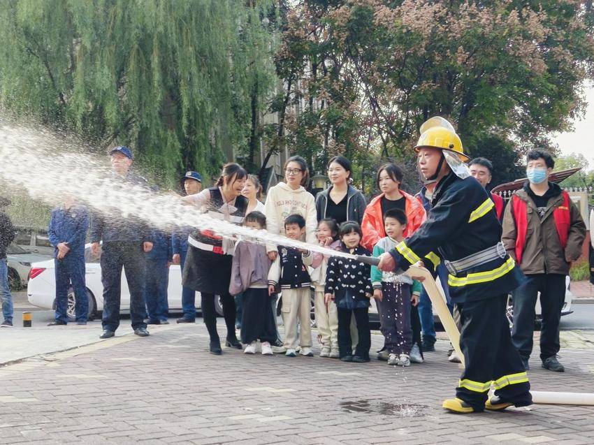 12年！4个人！8900户的“守护密码”藏在这周三夜晚.docx