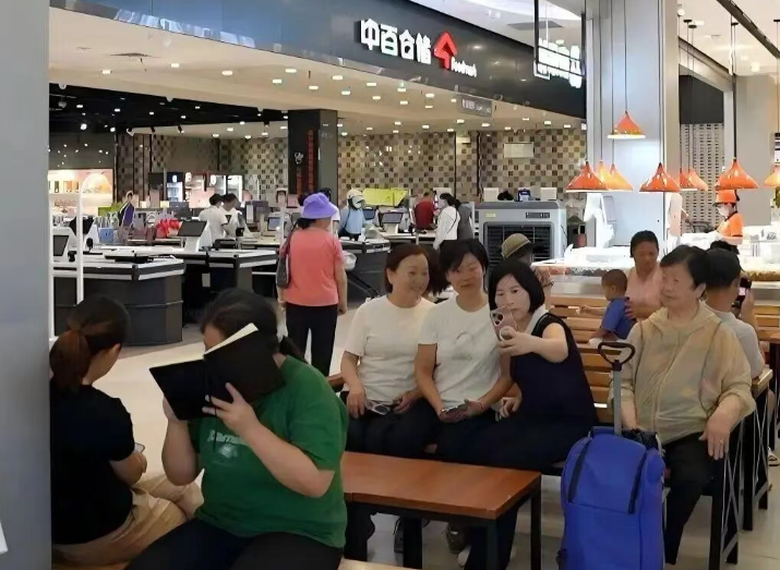多元业态齐发力 惠民服务促消费！中百集团激活夏日经济活力.docx