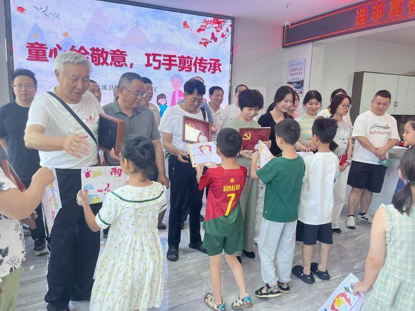 竹溪县城关镇幸福社区举办“童心绘敬意，巧手剪传承”活动 (2).docx