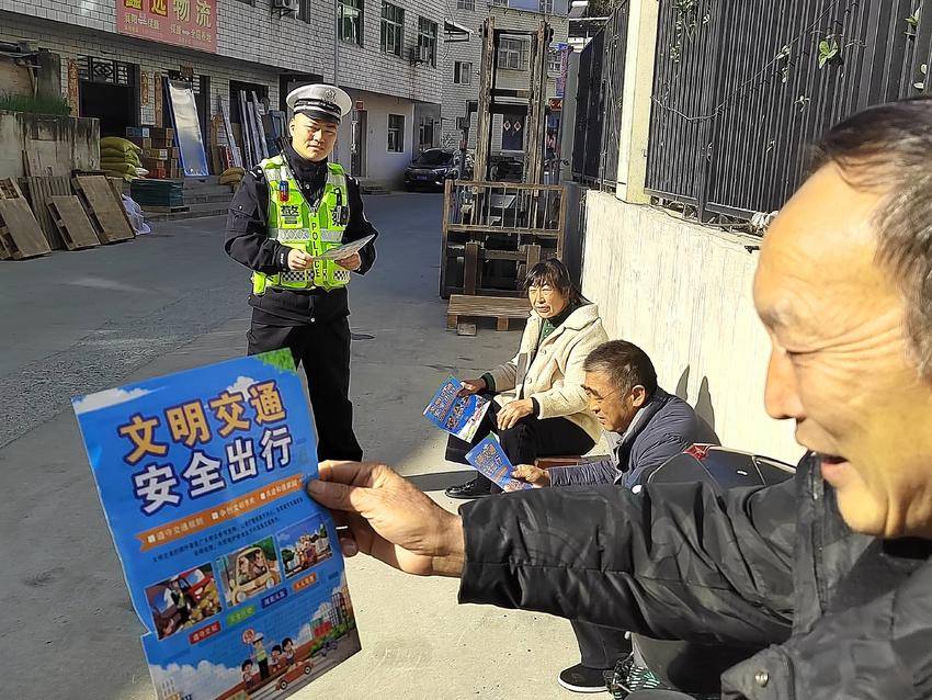 交警向群众宣讲交通安全知识。