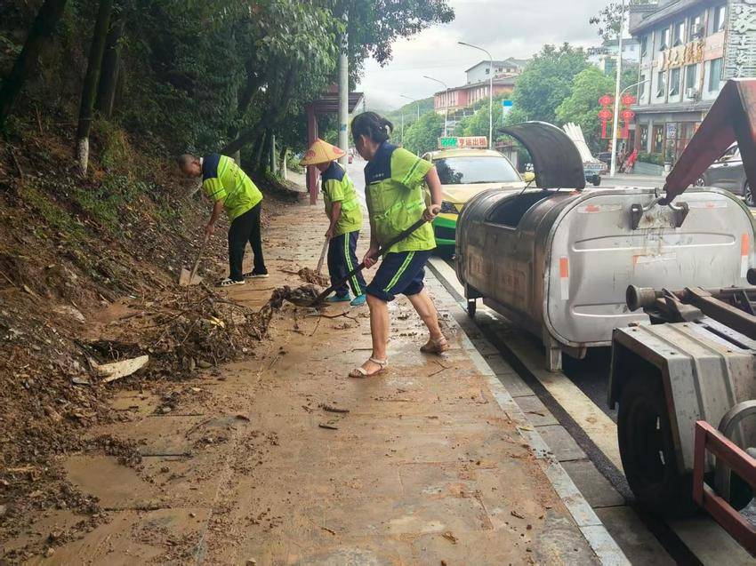特区住建局：闻“雨”而动 积极应对极端天气 (1).docx