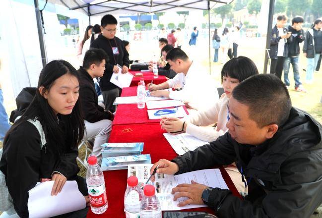 323家企业携近2万岗位聚武职“抢才”：搭建高质量就业桥梁，助力2026届学子踏浪启程.docx