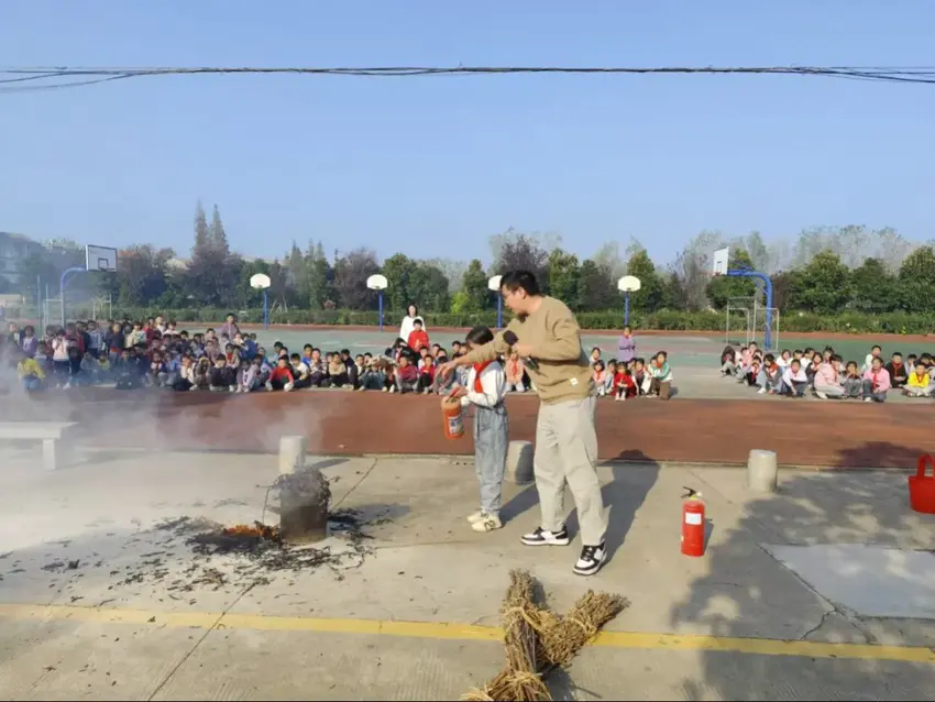 开展消防演练(1).docx