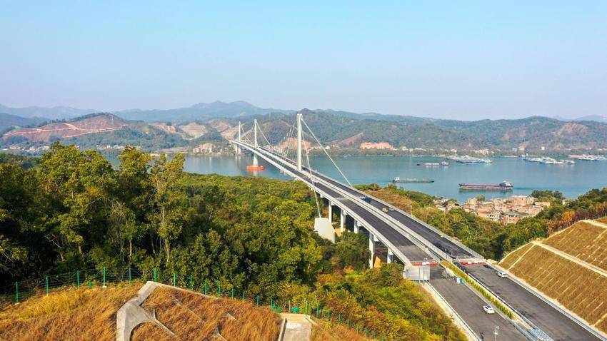 【一线传声】梧州市总工会深入苍容浔江大桥项目调研.docx