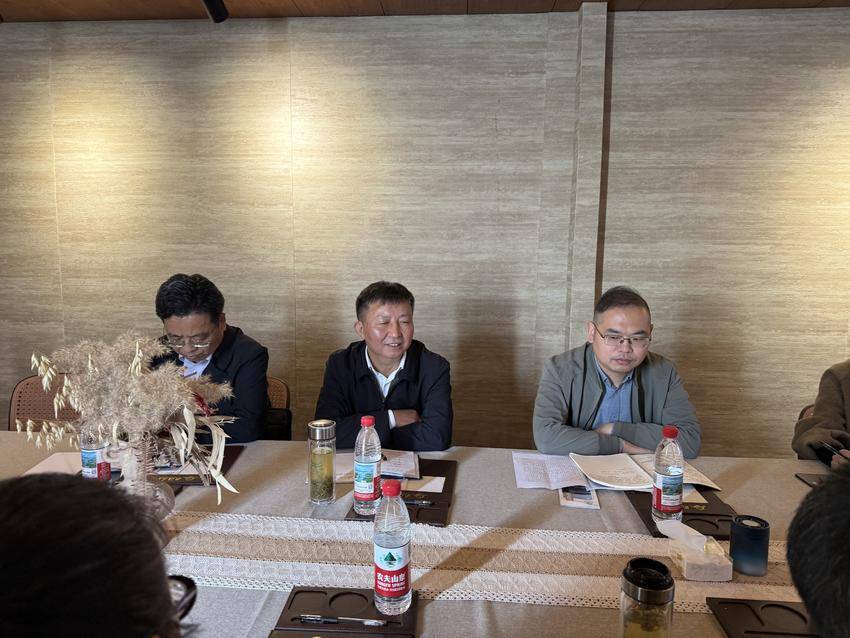 红安县永佳河镇政协活动小组在尾斗山云海庄园在召开动红色文旅和产业融合发展一线协商座谈会.doc