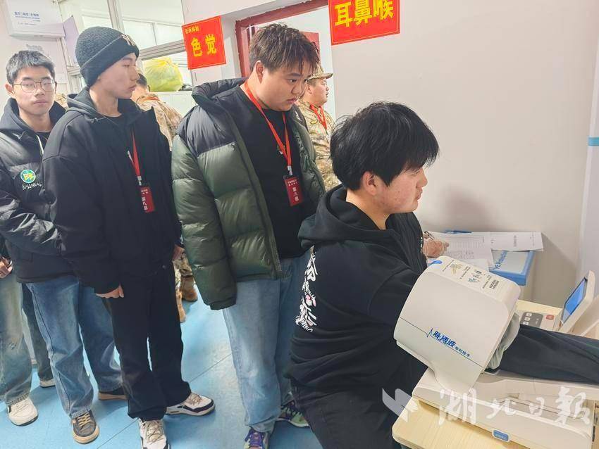 竹溪县水坪镇：热血青春赴军营 严把兵源第一关  .doc