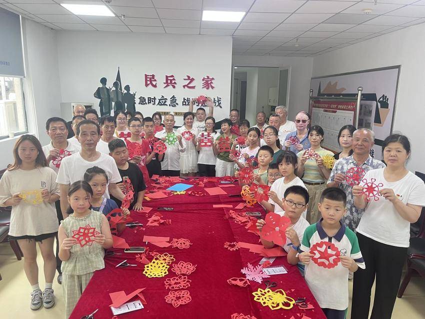 竹溪县城关镇幸福社区举办“童心绘敬意，巧手剪传承”活动 (2).docx
