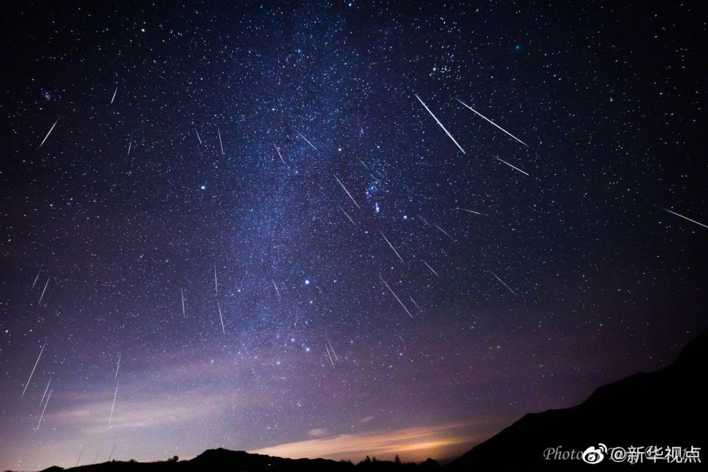 双子座流星雨迎极盛每小时百余颗流星绽放夜空