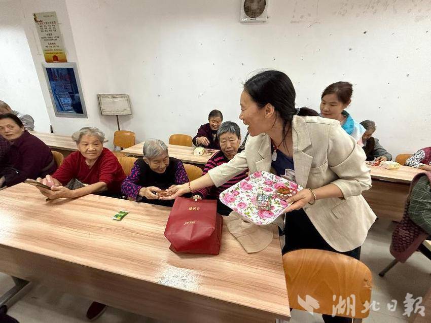 何家垅社区独居老人不孤独之我与祖国同庆生.docx