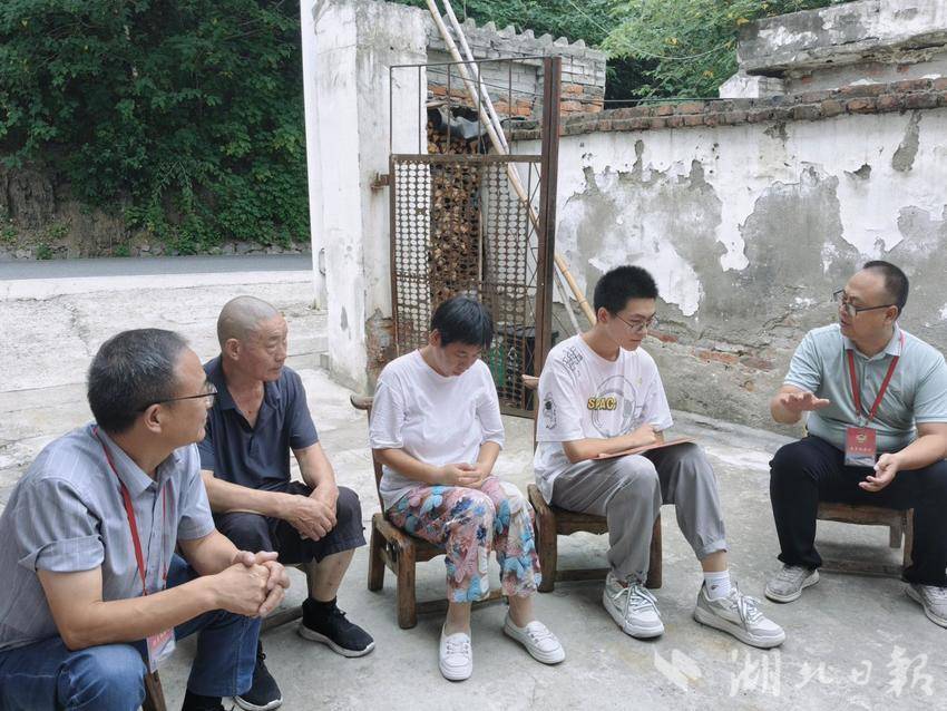 丹江口市政协开展“爱心助学·筑梦未来”委员“双服务”活动.docx