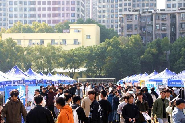 323家企业携近2万岗位聚武职“抢才”：搭建高质量就业桥梁，助力2026届学子踏浪启程.docx