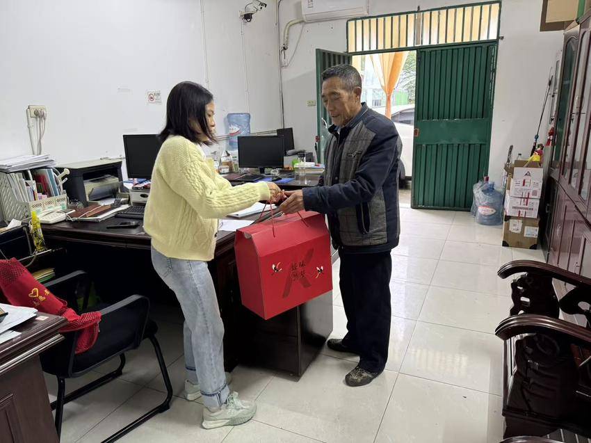 情暖端午 心系桑榆——黑虎山村开展特殊老年群体慰问活动.doc