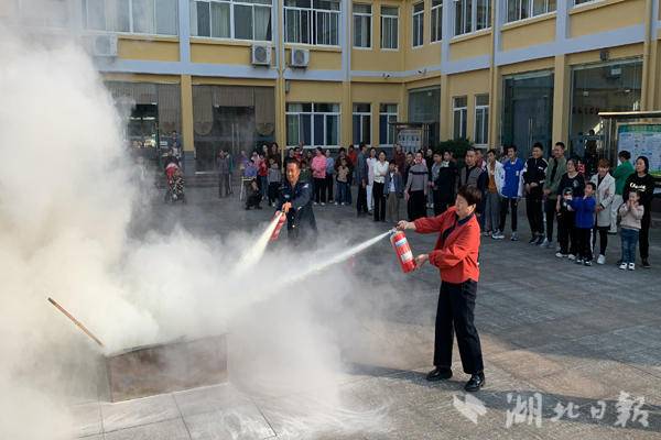 现场学习干粉灭火器的使用方法