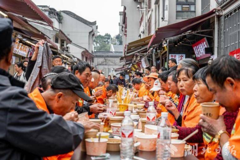 11.14党建引领“巷”心力多元共治焕新生武昌区户部巷“1245治理体系”让百年老街焕发新生(1).docx