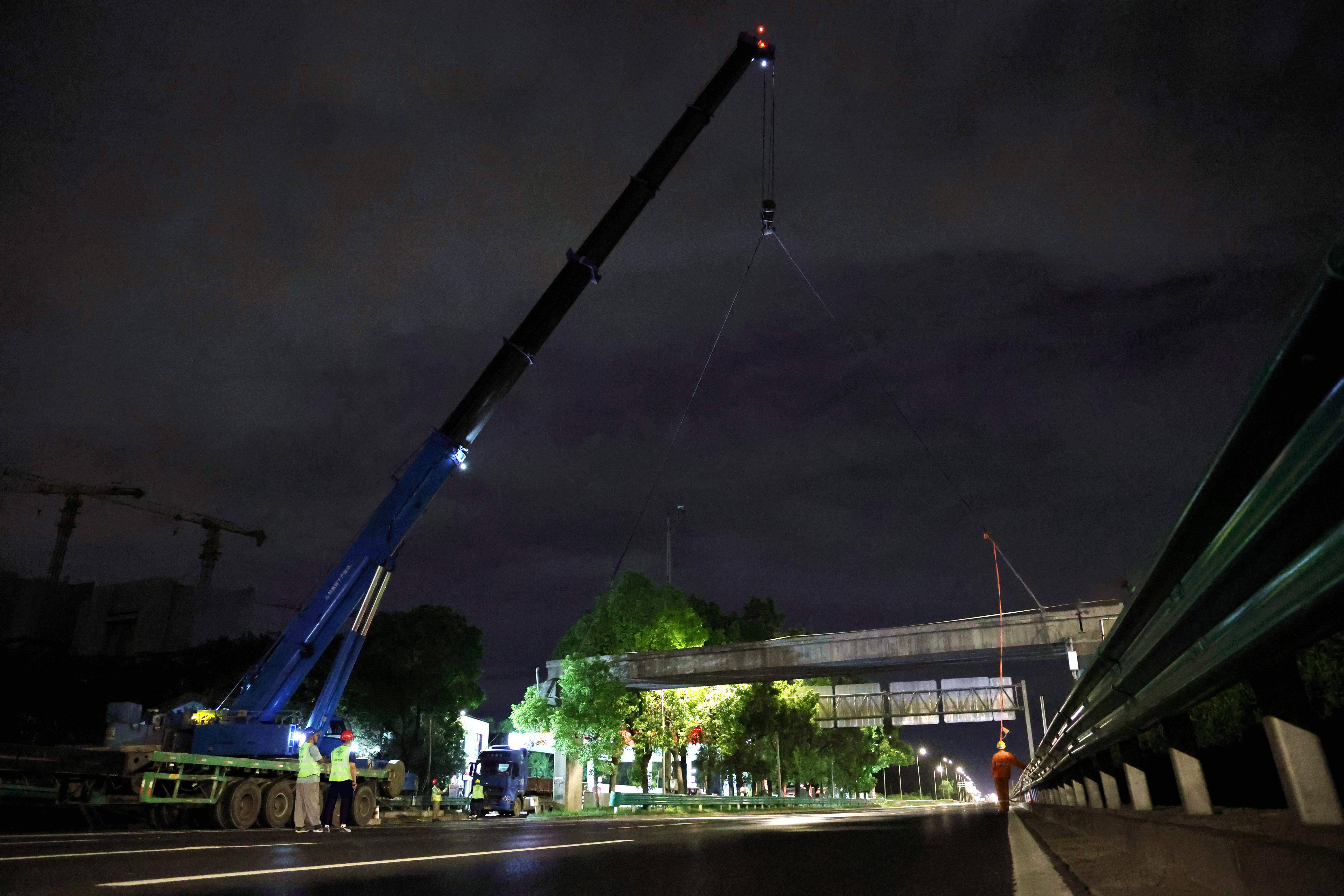 【交通强国】中交二航局上海外环西段提升工程8标项目顺利完成人行天桥拆除工作.docx