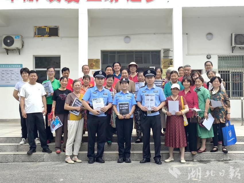 （民法典普法活动现场合影）