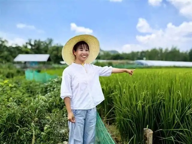 田淑娴在田埂边讲述创业经历。