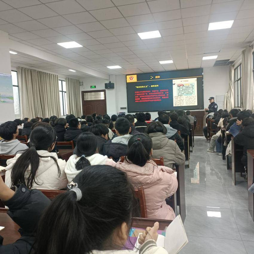 警校联动筑防线 安全课堂护成长.docx