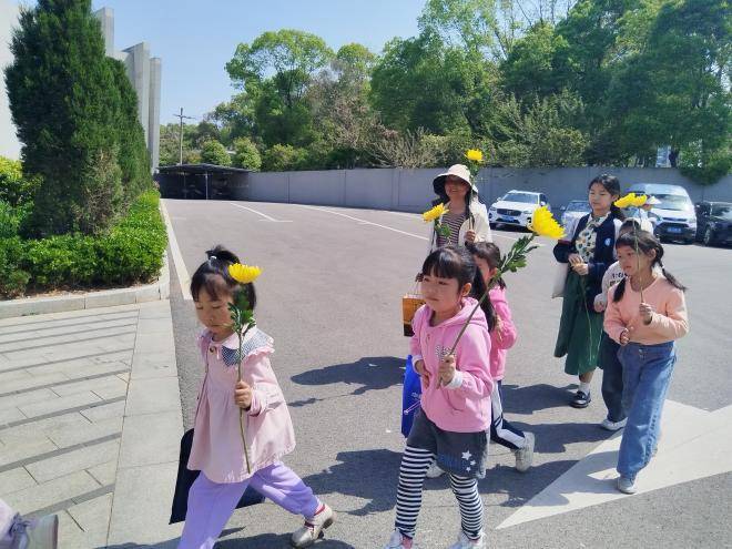 李子园社区：踏春祭先烈 红色润童心.docx