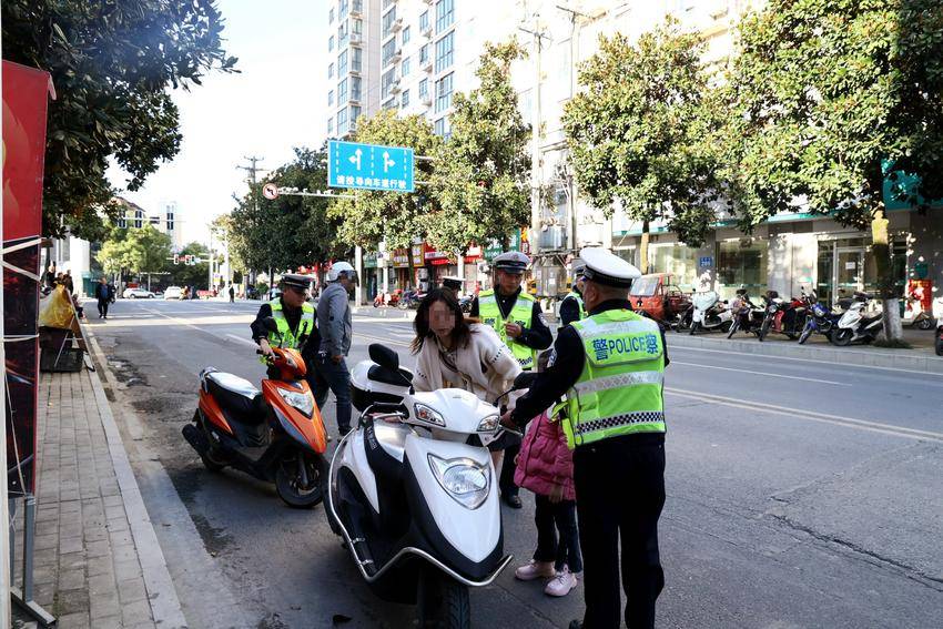 交警拦截违法上路车辆并纠正机动车驾驶员违法行为。