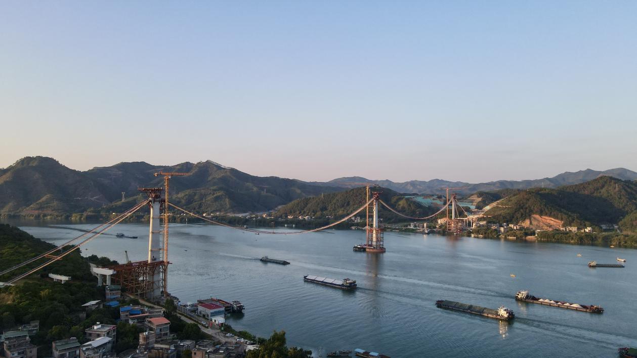 【一线传声】中国公路学会桥梁和结构工程分会2024年桥梁学术会议参会代表赴中交二航局苍容浔江大桥项目参观调研.docx