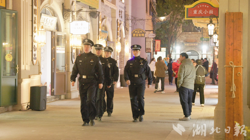 民警在乔街巡逻