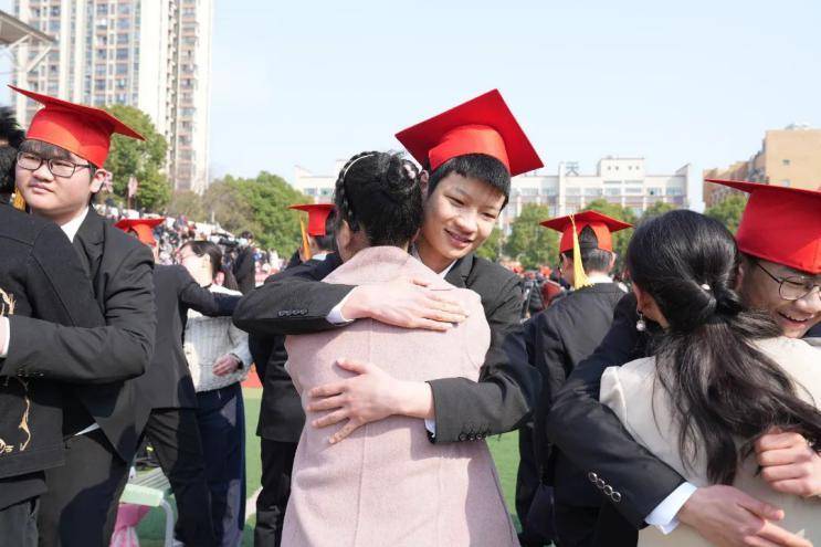 天门中学举行2025届学生成人仪式暨高考誓师大会.docx