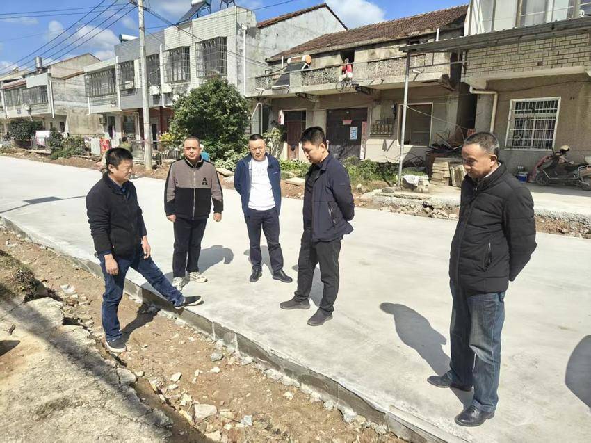 拆围栏、拓道路、装路灯——红安县大河畈村“美丽红城攻坚战”见实效.docx