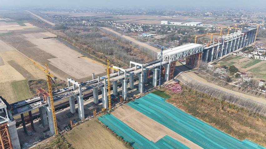 【交通强国】池州长江公铁大桥北引桥率先完成铁路现浇梁施工.docx