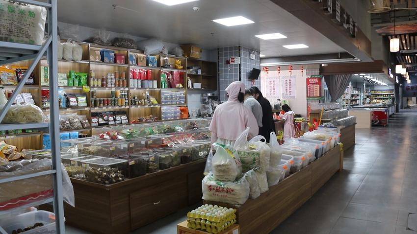 蕲春乡里乡亲农贸市场内的商铺