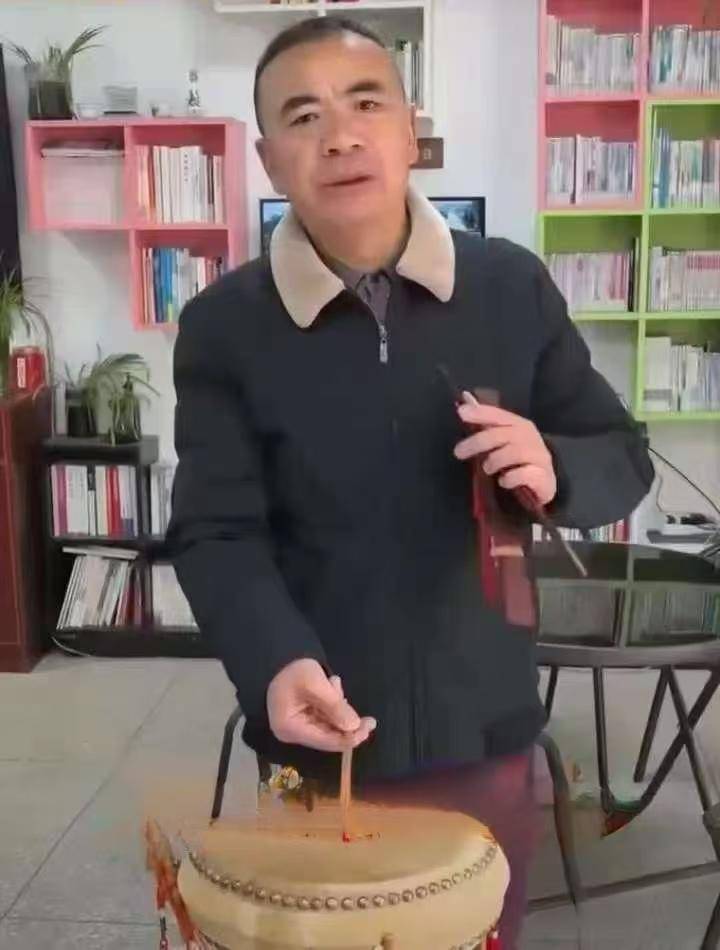 村党支部书记吴胜祥表演善书宣传防火.doc
