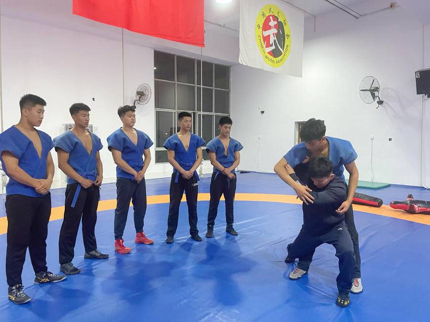 “以沉稳之姿，铸冠军底色”——记武汉体育学院中国式摔跤队队长刘潇扬.docx