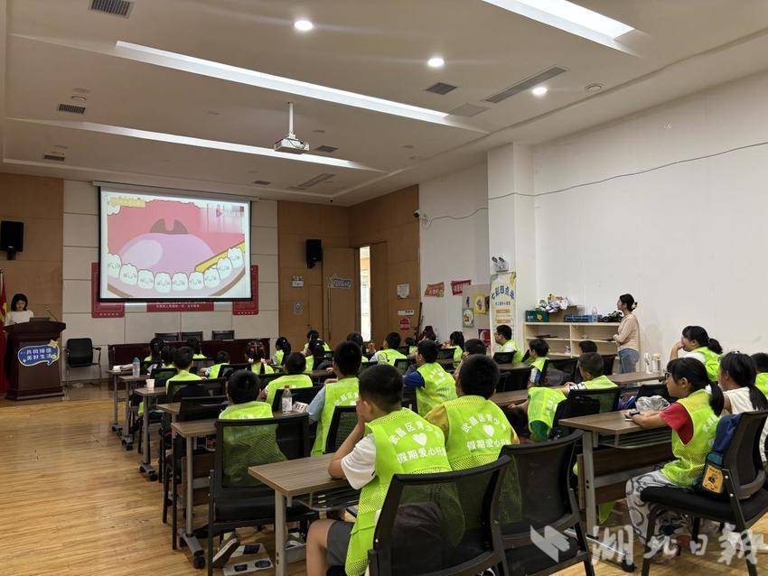 口腔健康科普进社区，青少年争当“护牙小达人”.docx