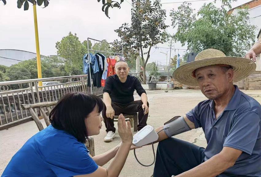 安陆市棠棣镇：健康帮扶暖民心 家庭医生签约护万家.docx