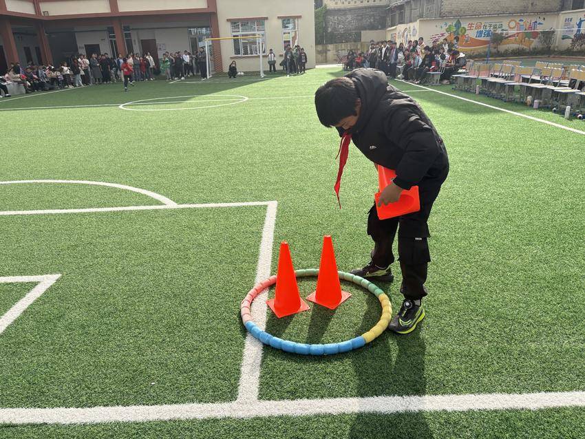 南坪乡营上小学趣味运动会通讯稿 丁堃.docx