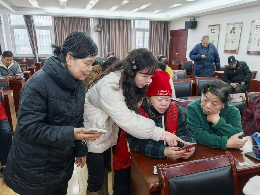 银发指尖“潮”操作，解锁生活“新”密码 .doc