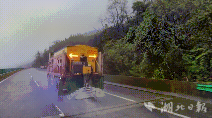 沪渝高速长阳段全力迎战2025首场降雪 多方联动保畅通.doc