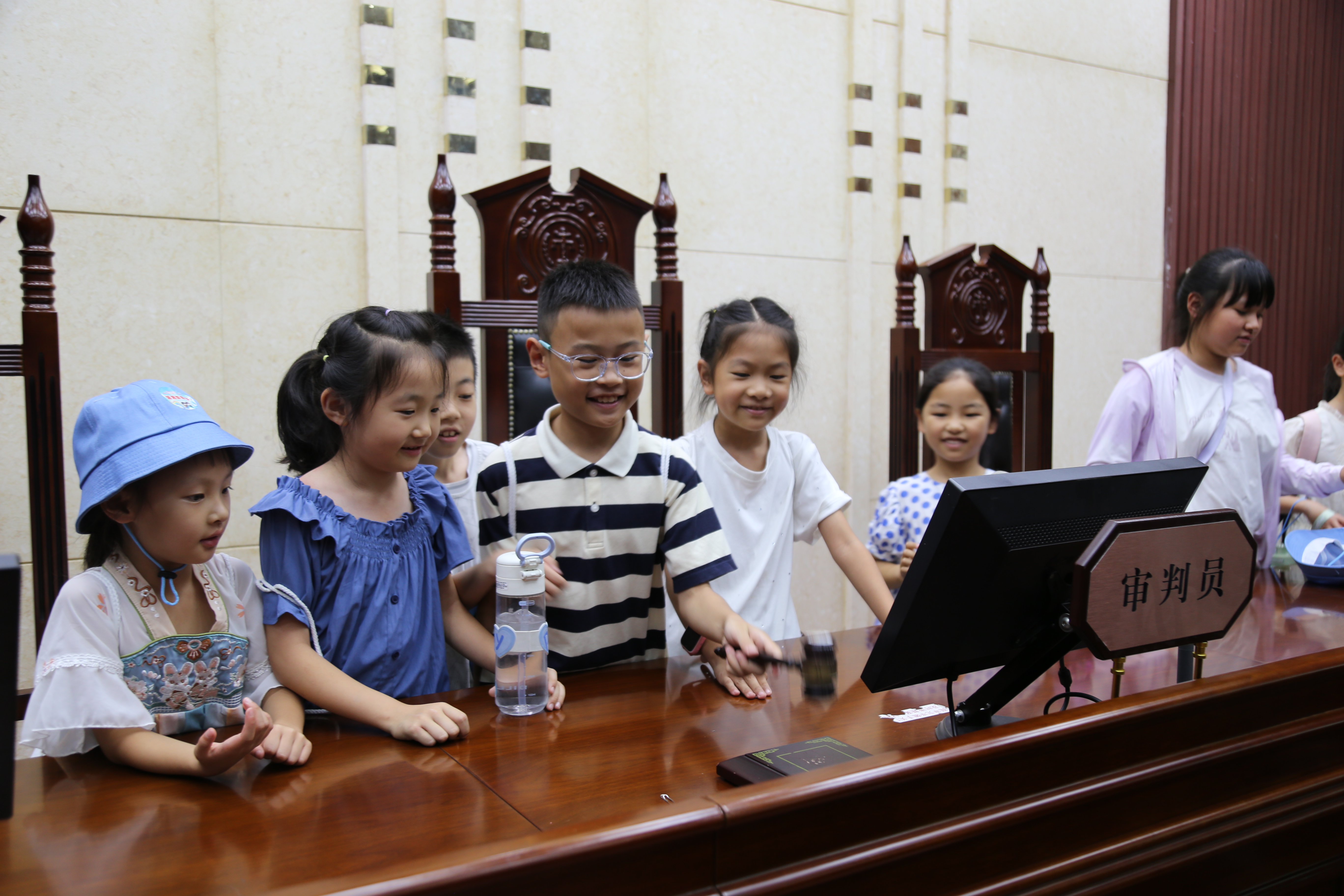 托起法治温情 点亮多彩童年——江陵法院暑期托管班开班.doc