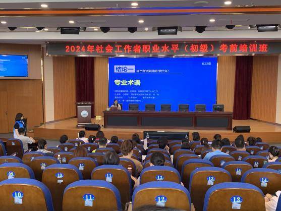 11个，青山区街道社工站打造“家门口”的服务.docx