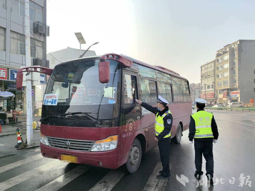 交警引导司机平安出行