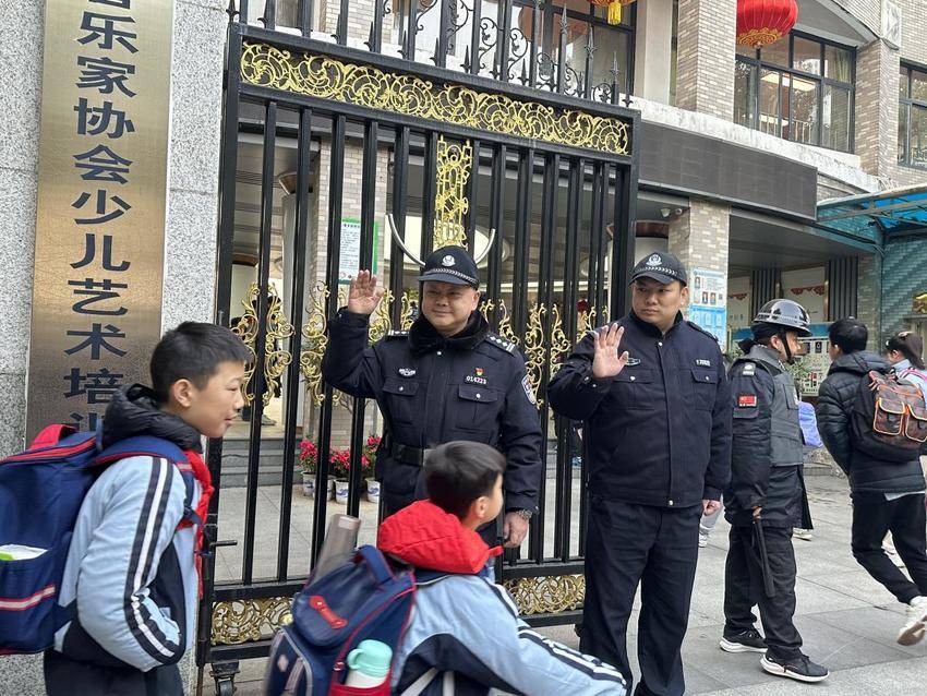 “陪”你上学 “护”你平安江岸公安多警联动全力护航“开学季”(1)(1)(1)(3).docx